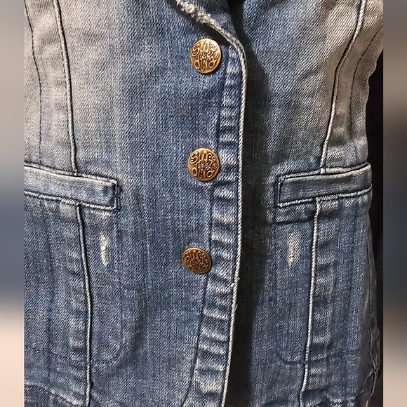Surf Diva | Vintage-Inspired Fitted Denim Jacket with Snap Buttons - Picture 4 of 9